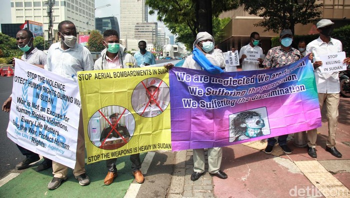 Para peserta aksi berdemonstrasi damai di depan Gedung Perwakilan PBB di Jl MH Thamrin, Jakarta, Selasa (9/5/2023). Para pendemo mendesak PBB merespon dan tidak tinggal diam melihat perang saudara di Sudan.