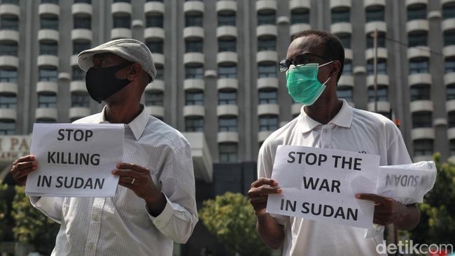 Sejumlah Orang Gelar Aksi di Depan Kantor PBB Jakarta, Serukan Stop War