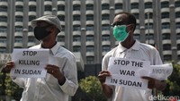 Seperti diketahui, perang saudara di negara itu dipicu oleh persaingan politik antara Presiden Salva Kiir Maryadit dan Wakil Presiden Riek Machar Teny Dhurgon, yang kemudian berkembang menjadi perpecahan etnis di berbagai wilayah di negara tersebut. Ribuan warga asing diungsikan untuk menghindari korban.