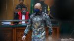 Senyum Irjen Teddy Minahasa Hadapi Sidang Vonis Kasus Narkoba
