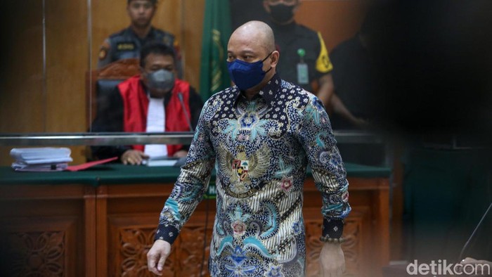 Sidang vonis mantan Kapolda Sumatera Barat (Sumbar) Irjen Teddy Minahasa di kasus narkoba dimulai. Teddy mengikuti sidang secara langsung.