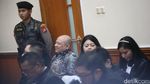 Senyum Irjen Teddy Minahasa Hadapi Sidang Vonis Kasus Narkoba