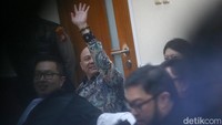 Teddy mengikuti sidang secara langsung. Dia sempat melambaikan tangan ke arah pengunjung sidang.  