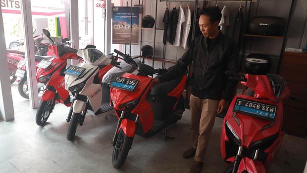 Seorang sales motor menjelaskan motor listrik di salah satu showroom motor di Kawasan Bintaro, Jakarta Selatan, Selasa,(9/5/2023). (CNBC Indonesia/Muhammad Sabki)
