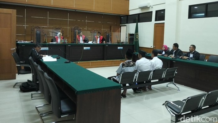 Terdakwa PNS Pemkab Serang Budi Herlian Syah dan dua rekannya divonis pada kasus pungli Pasar Padarincang