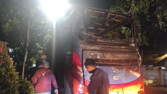 Sebuah bus yang membawa 23 penumpang di Kabupaten Sidrap, Sulawesi Selatan (Sulsel) mengalami kebakaran.