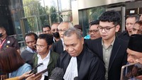 Ini simbolisasi bahwa advokat sedang berduka hari ini karena KPK pelaksana UU. Jadi jangan hanya melihat UU Tipikor tapi harus melihat UU lain yang mengikuti dan juga harus menjadi acuan mereka, kata Stefanus di Gedung KPK.