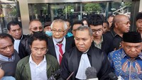 Pengacara Lukas Enembe itu akan diperiksa sebagai tersangka terkait kasus dugaan merintangi penyidikan dugaan korupsi Lukas Enembe.