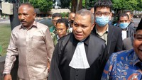 Stefanus tiba di KPK ditemani sejumlah pengacara dari Lukas Enembe. Dia mengaku sengaja memakai toga ke KPK.