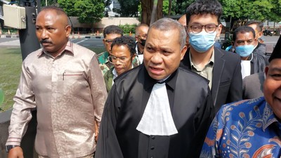 Potret Gimik Pengacara Lukas Enembe Pakai Toga saat Jadi Tersangka KPK