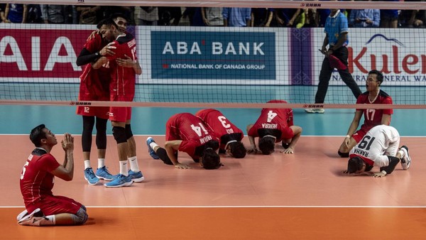 Sujud Syukur Timnas Voli Putra Indonesia Sabet Emas SEA Games 2023