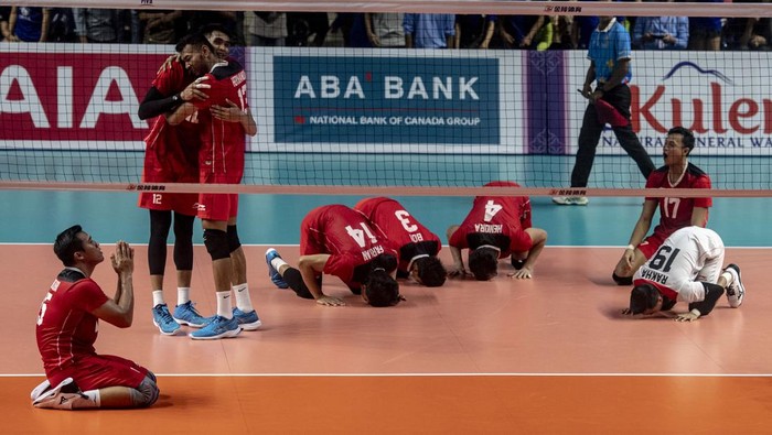 Sujud Syukur Timnas Voli Putra Indonesia Sabet Emas SEA Games 2023 Timnas voli putra Indonesia melakukan selebrasi usai mengalahkan Timnas voli putra Kamboja pada final voli SEA Games 2023 di Phnom Penh, Kamboja, Senin (8/5/2023). Timnas voli putra Indonesia berhasil meraih medali emas usai menang dengan skor 25-21, 25-10, dan 25-15. ANTARA FOTO/Muhammad Adimaja/tom.
