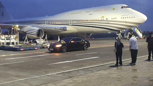 Diiringi rintik hujan, pesawat Sultan Brunei tiba di Terminal VVIP Bandara Bali. (Triwidiyanti/detikBali)