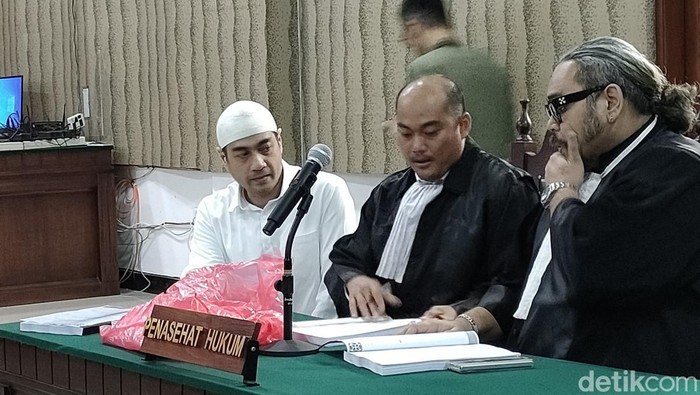 Tampang Ferry Irawan yang terlihat gelisah sebelum sidang pembelaa di PN Kediri