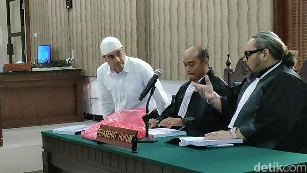 Tampang Ferry Irawan yang terlihat gelisah sebelum sidang pembelaa di PN Kediri