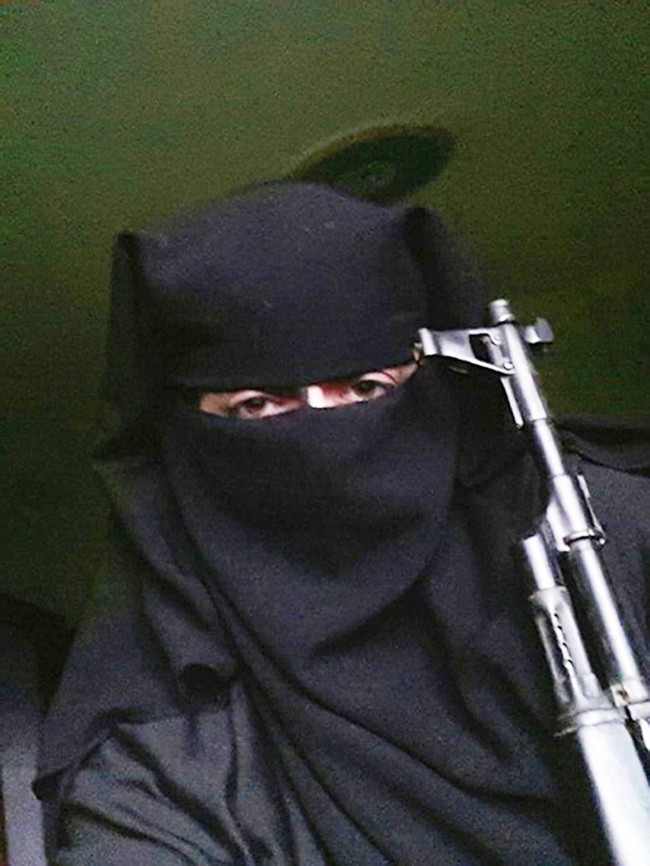 Wanita yang bergabung dengan ISIS pada 2014 itu juga tampil dengan cadar dan membawa senapan berlaras panjang.  Foto: dok. Uplands TV
