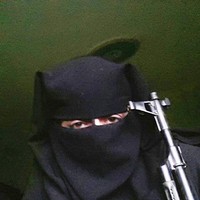 Wanita yang bergabung dengan ISIS pada 2014 itu juga tampil dengan cadar dan membawa senapan berlaras panjang.  Foto: dok. Uplands TV