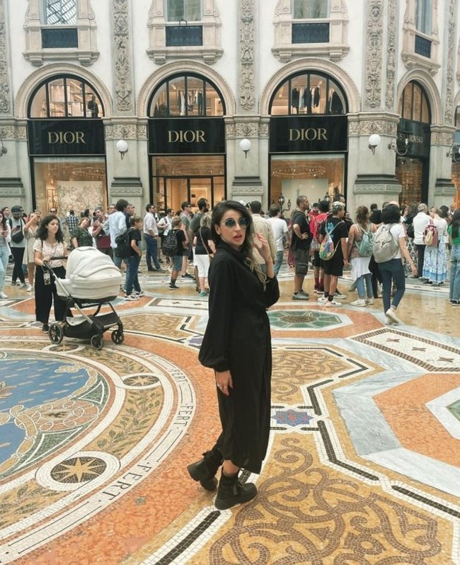 Tanpa hijab dan cadar, Tareena tampil stylish dan memamerkan gaya fashionnya di Instagram bak influencer fashion. Foto: dok. Instagram