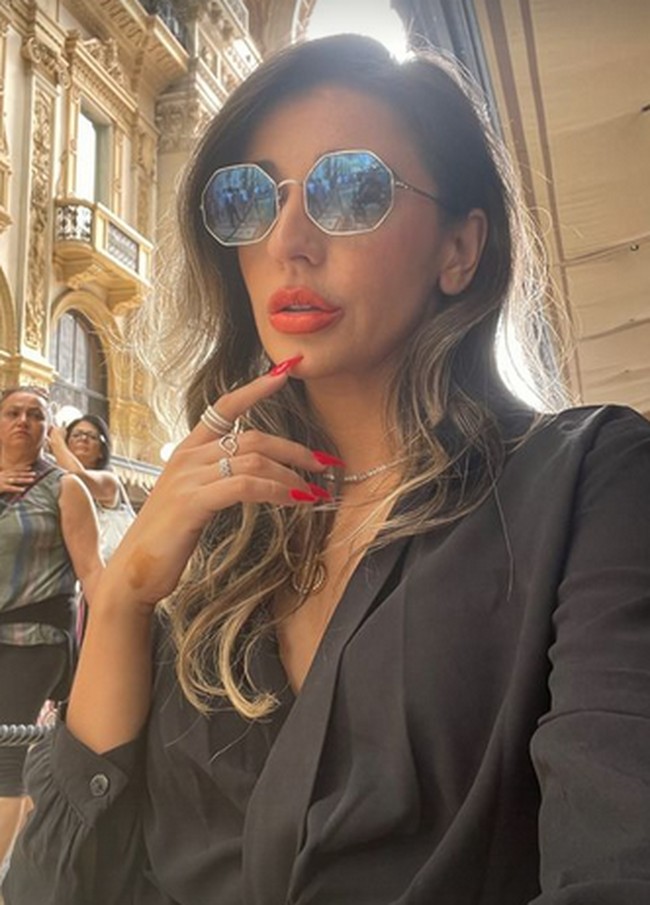 Penampilan stylishnya dengan blazer hitam dan kuku palsu dengan kuteks merah. Dalam foto ini Tareena tengah berada di Milan. Foto: dok. Instagram/ dok. Instagram/@tareena.shakil