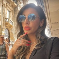 Penampilan stylishnya dengan blazer hitam dan kuku palsu dengan kuteks merah. Dalam foto ini Tareena tengah berada di Milan. Foto: dok. Instagram/ dok. Instagram/@tareena.shakil