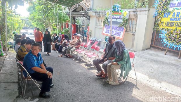 Suasana rumah duka teknisi yang tewas terjepit lift, Kelurahan Kedungmungdu, Tembalang, Semarang, Selasa (9/5/2023).
