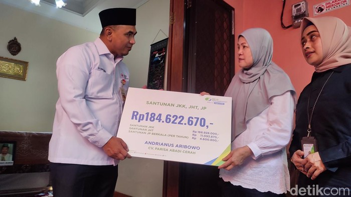 Wagub Jateng Taj Yasin Maemoen menyerahkan uang jaminan sosial kepada ibunda almarhum Andrianus Aribowo di rumah duka, Selasa (9/5/2023).