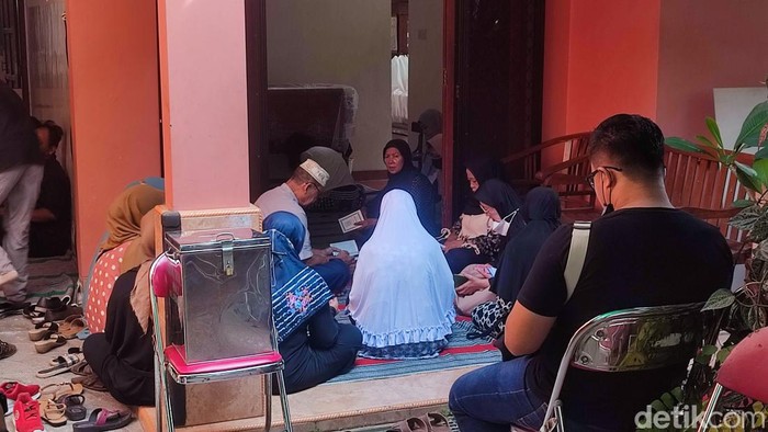 Suasana rumah duka teknisi yang tewas terjepit lift, Kelurahan Kedungmungdu, Tembalang, Semarang, Selasa (9/5/2023).