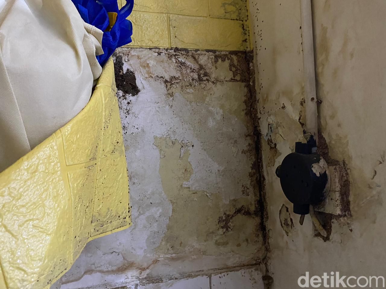 Tembok rumah Bu Ami yang semakin rawan jebol terdesak tanah uruk tetangga. 9 Mei 2023. (Fathia Nabila Qonita/detikcom)