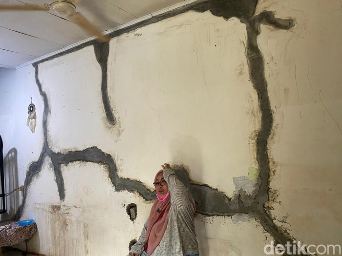 Tembok rumah Bu Ami yang semakin rawan jebol terdesak tanah uruk tetangga. 9 Mei 2023. (Fathia Nabila Qonita/detikcom)