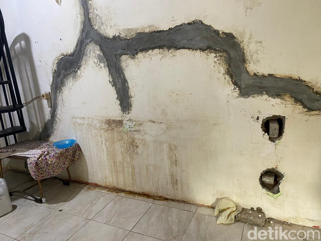 Tembok rumah Bu Ami yang semakin rawan jebol terdesak tanah uruk tetangga. 9 Mei 2023. (Fathia Nabila Qonita/detikcom)