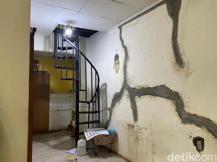 Tembok rumah Bu Ami yang semakin rawan jebol terdesak tanah uruk tetangga. 9 Mei 2023. (Fathia Nabila Qonita/detikcom)