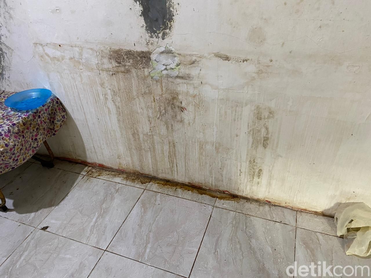 Tembok rumah Bu Ami yang semakin rawan jebol terdesak tanah uruk tetangga. 9 Mei 2023. (Fathia Nabila Qonita/detikcom)