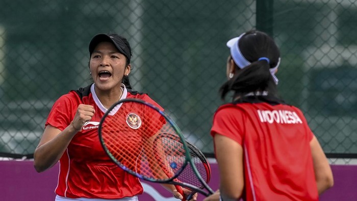 Petenis ganda putri Indonesia Aldila Sutjiadi (kanan) dan Jessy Rompie (kiri) mengembalikan bola ke arah petenis ganda putri Thailand Luksika Kumkum dan Peangtarn Plipuech pada pertandingan final beregu tenis SEA Games 2023 di Tennis Arena, Morodoc Techo National Stadium, Phnom Penh, Kamboja, Selasa (9/5/2023). Aldila dan Jessy menang dengan skor 6-3 dan 7-5, sehingga tim tenis putri Indonesia mendapatkan medali emas. ANTARA FOTO/Muhammad Adimaja/YU
