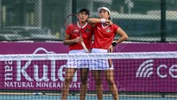 Aldila Sutjiadi dan Jessy Rompie bersiap untuk melakukan pertandingan dengan petenis ganda putri Thailand Luksika Kumkum dan Peangtarn Plipuech pada pertandingan final beregu tenis SEA Games 2023.