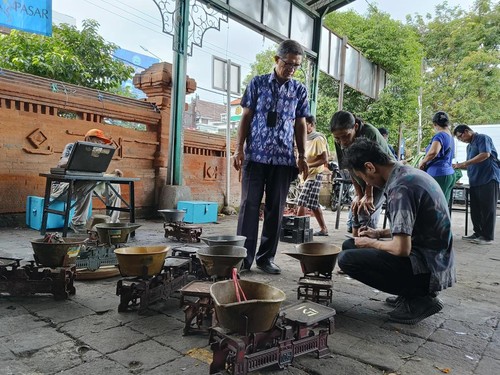 Pelaksanaan sidang tera ulang timbangan oleh UPTD Metrologi Legal Disperindag Kota Denpasar, Selasa (9/5/2023) di Pasar Kreneng, Denpasar, Bali. (Ni Made Lastri Karsiani Putri-detikBali)