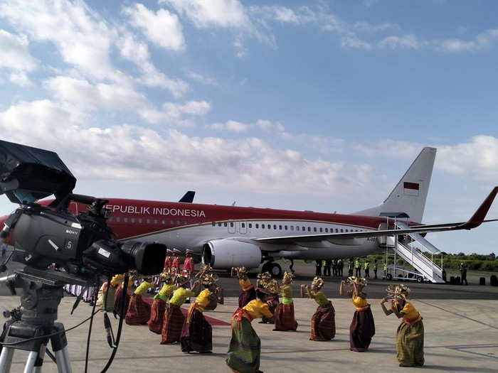 Tarian Tiba Meka saat kedatangan Presiden Jokowi dan Ibu Negara di Bandara Komodo, Minggu (7/5/2023). (Ambrosius Ardin/detikBali)