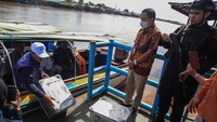 Para tim memasukkan peti yang berisikan uang rupiah ke dalam kapal kloytok. Kantor Perwakilan Bank Indonesia Kalimantan Tengah bekerja sama dengan Otoritas Jasa Keuangan (OJK) setempat menyelenggarakan kegiatan Susur Sungai Kahayan hingga Sungai Kapuas untuk Cinta Bangga Paham Rupiah yang bertujuan menjamin ketersediaan Rupiah di masyarakat wilayah perairan sungai itu dalam jumlah nomial yang cukup, jenis pecahan yang sesuai dan dalam kondisi yang layak edar.   