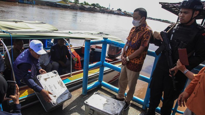Tim Ekspedisi Susur Sungai BI Antar Uang Rupiah ke Pelosok Kalteng Tim Kas Keliling Bank Indonesia memasukkan peti berisi uang rupiah kedalam kapal klotok saat acara pelepasan tim ekspedisi rupiah susur sungai di Dermaga Flamboyan, Palangka Raya, Kalimantan Tengah, Selasa (9/5/2023). Kantor Perwakilan Bank Indonesia Kalimantan Tengah bekerja sama dengan Otoritas Jasa Keuangan (OJK) setempat menyelenggarakan kegiatan Susur Sungai Kahayan hingga Sungai Kapuas untuk Cinta Bangga Paham Rupiah yang bertujuan menjamin ketersediaan Rupiah di masyarakat wilayah perairan sungai itu dalam jumlah nomial yang cukup, jenis pecahan yang sesuai dan dalam kondisi yag layak edar. ANTARA FOTO/Makna Zaezar/foc.