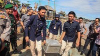 Tim Kas Keliling Bank Indonesia membawa peti yang berisikan uang rupiah saat acara pelepasan tim ekspedisi rupiah susur sungai di Dermaga Flamboyan, Palangka Raya, Kalimantan Tengah, Selasa (9/5/2023).