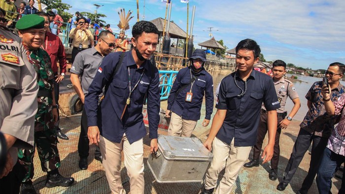 Tim Ekspedisi Susur Sungai BI Antar Uang Rupiah ke Pelosok Kalteng Tim Kas Keliling Bank Indonesia memasukkan peti berisi uang rupiah kedalam kapal klotok saat acara pelepasan tim ekspedisi rupiah susur sungai di Dermaga Flamboyan, Palangka Raya, Kalimantan Tengah, Selasa (9/5/2023). Kantor Perwakilan Bank Indonesia Kalimantan Tengah bekerja sama dengan Otoritas Jasa Keuangan (OJK) setempat menyelenggarakan kegiatan Susur Sungai Kahayan hingga Sungai Kapuas untuk Cinta Bangga Paham Rupiah yang bertujuan menjamin ketersediaan Rupiah di masyarakat wilayah perairan sungai itu dalam jumlah nomial yang cukup, jenis pecahan yang sesuai dan dalam kondisi yag layak edar. ANTARA FOTO/Makna Zaezar/foc.