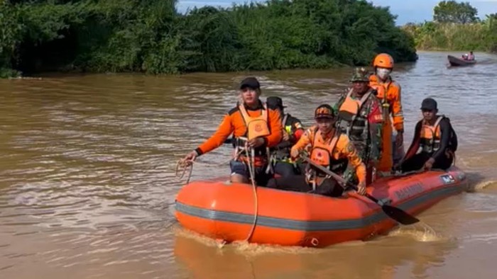 Tim SAR gabungan saat mencari koran banjir di Luwu, Sulsel.