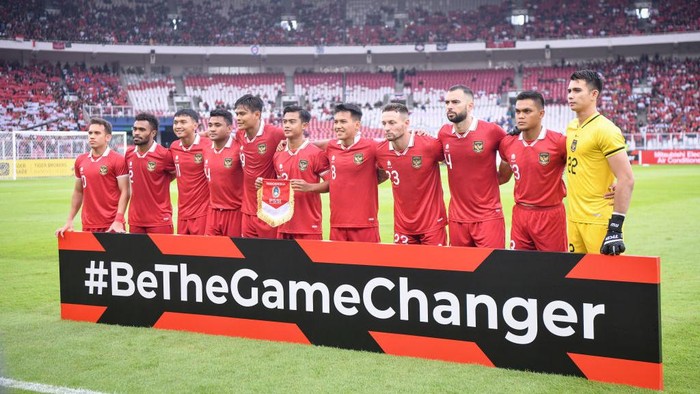 JAKARTA, INDONESIA - 2022/12/29: Indonesia players pose for a group photo before the AFF Mitsubishi Electric Cup 2022 match between Indonesia and Thailand at the Gelora Bung Karno Stadium. Final score; Indonesia 1:1 Thailand. (Photo by Amphol Thongmueangluang/SOPA Images/LightRocket via Getty Images)