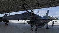 Kru kapal mengecek mesin dari salah satu pesawat tempur RI F-16 saat tiba di Lanud El Tari Kupang, NTT.  