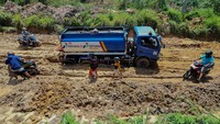 Sebuah mobil pengangkut BBM terperosok saat melewati jalan rusak di Desa Persiapan Air Merah, Muaro Jambi.  