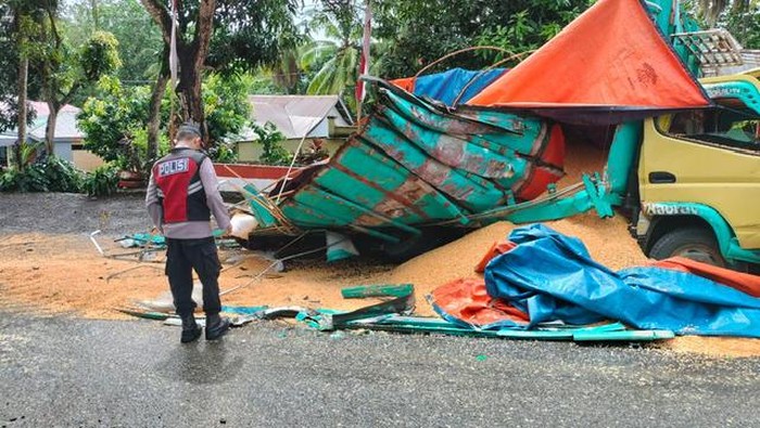 Truk angkut jagung tabrakan di Bone.