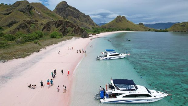 Turis di area Pantai Pink di area Labuan Bajo, Manggarai Barat, Indonesia, pada Jumat, 28 April 2023. Indonesia dijadwalkan melaporkan komoditas domestik bruto kuartal pertama pada 5 Mei. (Dimas Ardian/Bloomberg via Getty Images)