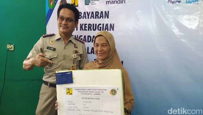 Salah satu warga penerima UGR tol Jogja-Bawen bersama Kepala BPN Kabupaten Magelang A Yani di Balai Desa Pabelan, Selasa (9/5/2023).