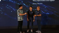(Kiri-anan) Director of Bersama Digital Infrastructure Asia (BDIA) Michael Soeryadjaya, President Director of BDDC Angelo Syailendra, dan President Commissionaire of BDDC Setyanto Hantoro dalam exclusive launching Bersama Digital Data Centres (BDDC) di Jakarta, Selasa (9/5).
