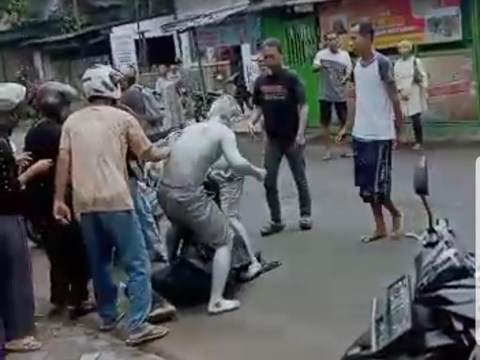 viral manusia silver keroyok pengguna jalan