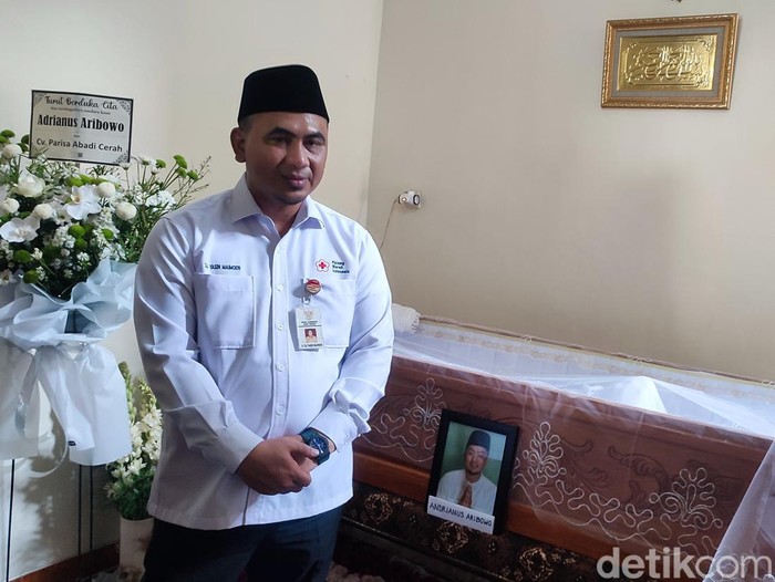 Wakil Gubernur Jateng, Taj Yasin Maemoen atau Gus Yasin melayat di rumah teknisi yang tewas terjepit lift di Semarang, Selasa (9/5/2023).